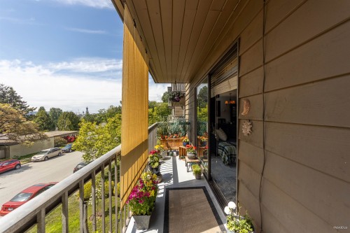 205-330 2Nd Street W, North Vancouver, BC 