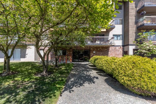 205-330 2Nd Street W, North Vancouver, BC 