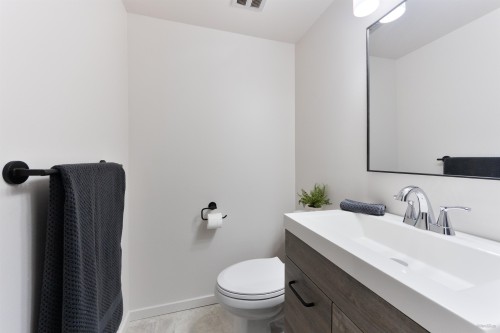 205-330 2Nd Street W, North Vancouver, BC 