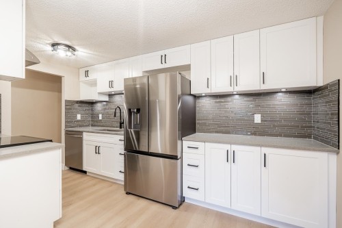 254-7293 Moffatt Road, Richmond, BC - Indoor Photo Showing Kitchen