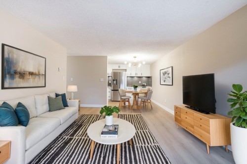254-7293 Moffatt Road, Richmond, BC - Indoor Photo Showing Living Room
