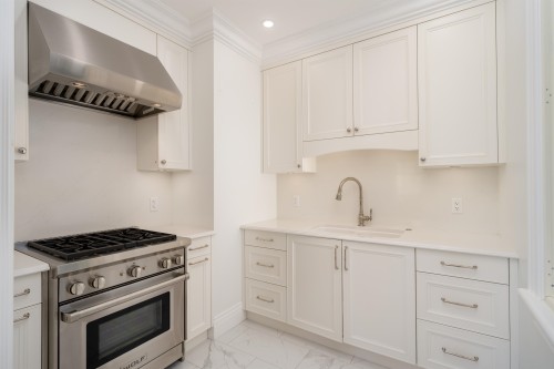 1093 Wolfe Avenue, Vancouver, BC - Indoor Photo Showing Kitchen With Upgraded Kitchen