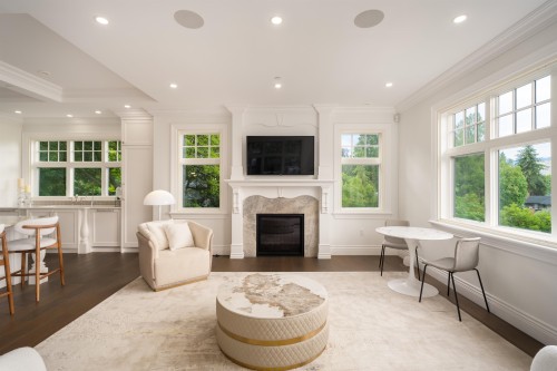 1093 Wolfe Avenue, Vancouver, BC - Indoor Photo Showing Living Room With Fireplace