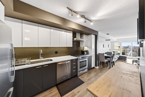 506-2888 2Nd Avenue E, Vancouver, BC - Indoor Photo Showing Kitchen With Upgraded Kitchen