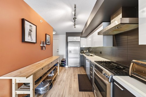 506-2888 2Nd Avenue E, Vancouver, BC - Indoor Photo Showing Kitchen With Upgraded Kitchen