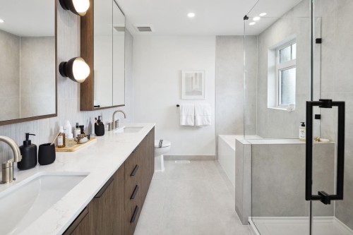 176-3522 Harper Road, Coquitlam, BC - Indoor Photo Showing Bathroom