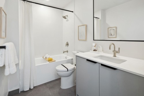 176-3522 Harper Road, Coquitlam, BC - Indoor Photo Showing Bathroom
