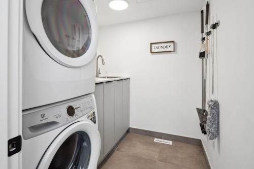 176-3522 Harper Road, Coquitlam, BC - Indoor Photo Showing Laundry Room
