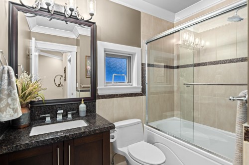 673 Sylvan Avenue, North Vancouver, BC - Indoor Photo Showing Bathroom