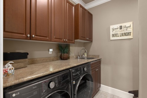 673 Sylvan Avenue, North Vancouver, BC - Indoor Photo Showing Laundry Room