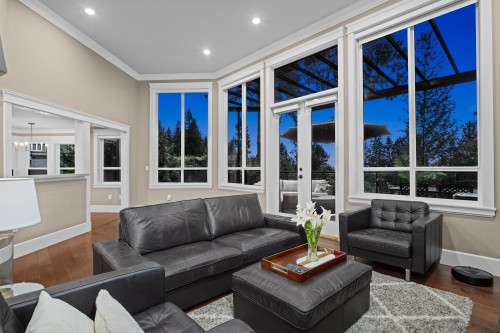 673 Sylvan Avenue, North Vancouver, BC - Indoor Photo Showing Living Room