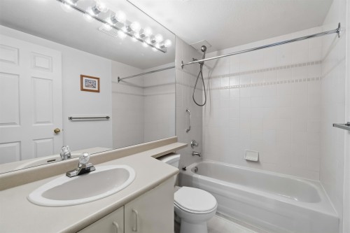 202-1148 Westwood Street, Coquitlam, BC - Indoor Photo Showing Bathroom