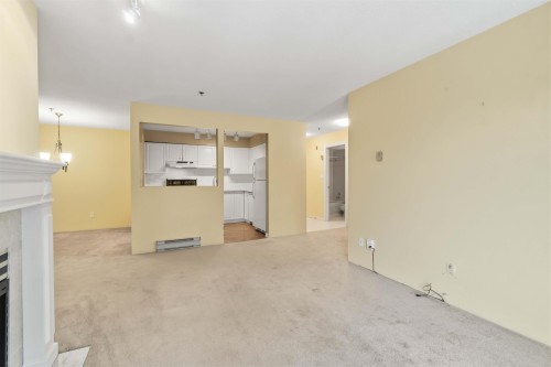 202-1148 Westwood Street, Coquitlam, BC - Indoor Photo Showing Other Room