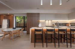 1-275 17th Avenue W Vancouver, BC V5Y 1Z9