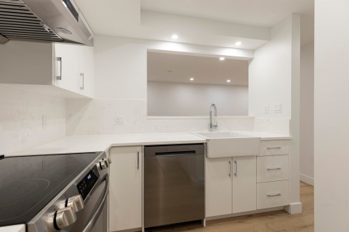 102-3787 Pender Street, Burnaby, BC - Indoor Photo Showing Kitchen