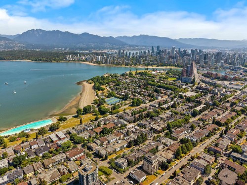 402-2211 2nd Avenue W Vancouver, BC V6K 1H8
