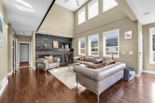 26500 124 Avenue, Maple Ridge, BC - Indoor Photo Showing Living Room With Fireplace