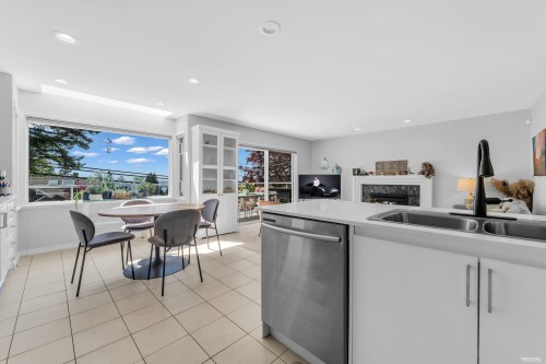 111 Sandringham Crescent, North Vancouver, BC 