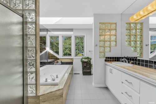 111 Sandringham Crescent, North Vancouver, BC 