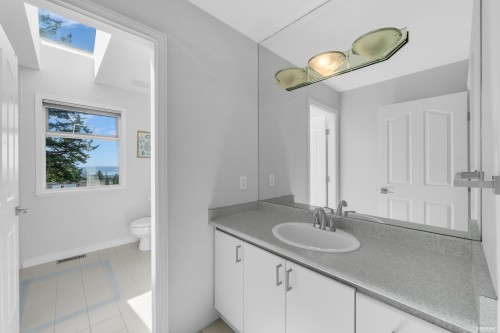 111 Sandringham Crescent, North Vancouver, BC 