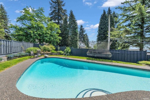 111 Sandringham Crescent, North Vancouver, BC 