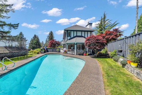 111 Sandringham Crescent, North Vancouver, BC 
