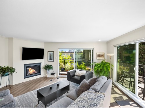 202-134 20th Street W North Vancouver, BC V7M 1Y4