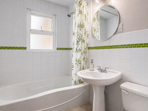 5569 Culloden Street, Vancouver, BC - Indoor Photo Showing Bathroom