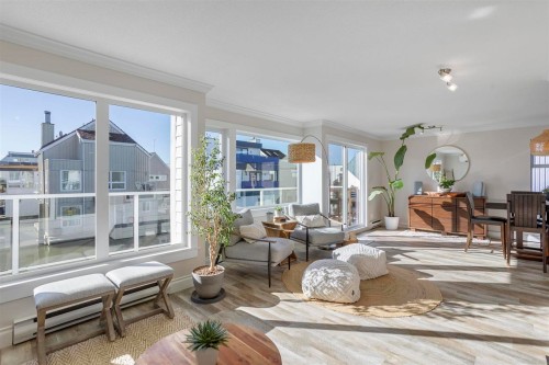 10-3459 River Road, Delta, BC - Indoor Photo Showing Living Room