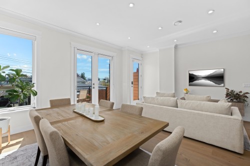215 22Nd Street E, North Vancouver, BC 