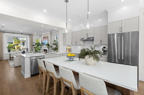 215 22Nd Street E, North Vancouver, BC 