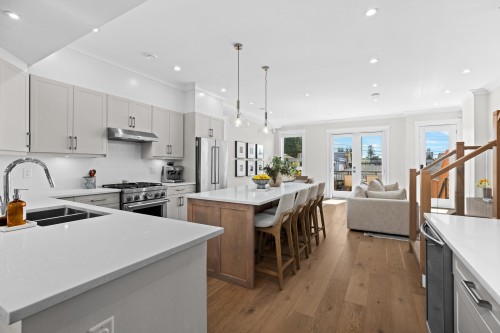 215 22Nd Street E, North Vancouver, BC 