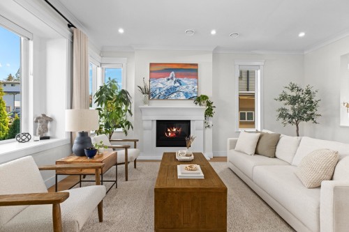 215 22Nd Street E, North Vancouver, BC 
