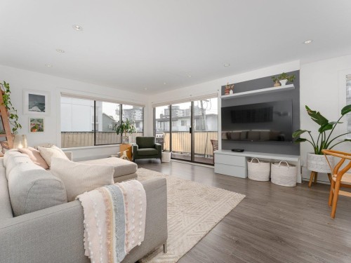 103-127 4th Street E North Vancouver, BC V7L 1H7