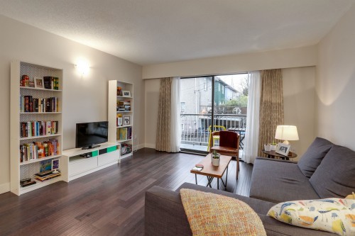 203-1611 3Rd Avenue E, Vancouver, BC - Indoor Photo Showing Living Room