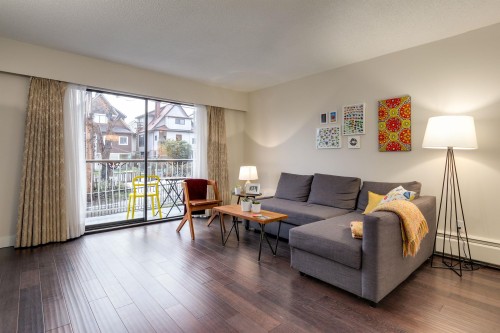 203-1611 3Rd Avenue E, Vancouver, BC - Indoor Photo Showing Living Room