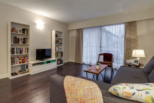 203-1611 3Rd Avenue E, Vancouver, BC - Indoor Photo Showing Living Room