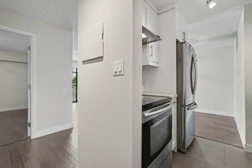 203-1611 3Rd Avenue E, Vancouver, BC - Indoor Photo Showing Kitchen