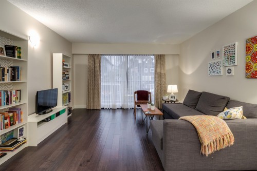 203-1611 3Rd Avenue E, Vancouver, BC - Indoor Photo Showing Living Room