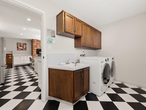 1390 Eastlawn Drive, Burnaby, BC - Indoor Photo Showing Laundry Room