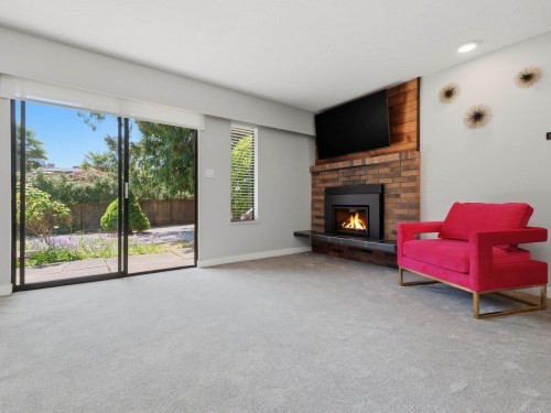 1390 Eastlawn Drive, Burnaby, BC - Indoor Photo Showing Living Room With Fireplace