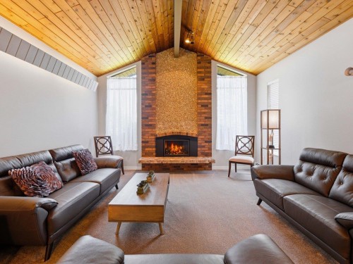 1390 Eastlawn Drive, Burnaby, BC - Indoor Photo Showing Living Room With Fireplace