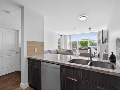 411-3255 Smith Avenue, Burnaby, BC - Indoor Photo Showing Kitchen With Double Sink