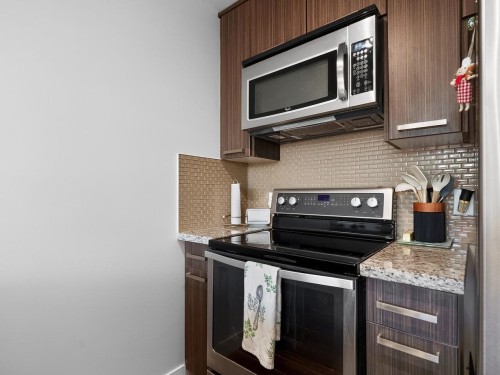 411-3255 Smith Avenue, Burnaby, BC - Indoor Photo Showing Kitchen