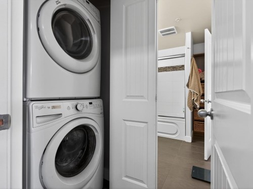 411-3255 Smith Avenue, Burnaby, BC - Indoor Photo Showing Laundry Room