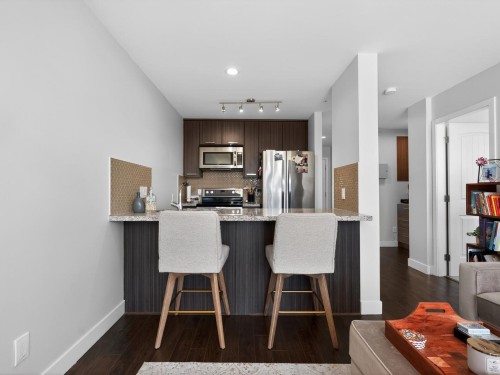 411-3255 Smith Avenue, Burnaby, BC - Indoor