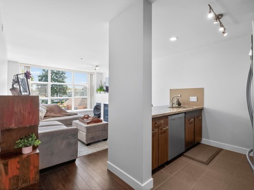 411-3255 Smith Avenue, Burnaby, BC - Indoor