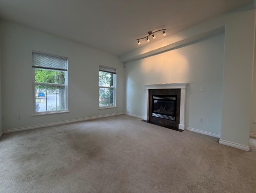 19590 Shingle Bolt Crescent, Pitt Meadows, BC - Indoor Photo Showing Living Room With Fireplace