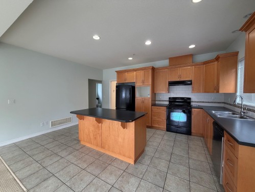 19590 Shingle Bolt Crescent, Pitt Meadows, BC - Indoor Photo Showing Kitchen With Double Sink