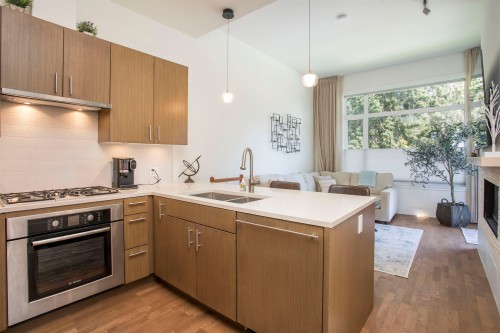 300-2432 Haywood Avenue  West Vancouver, BC V7V 1Y1